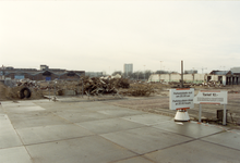 832740 Gezicht op het terrein van de voormalige bandenfabriek U.B.O. (Kanaalweg 69) te Utrecht, tijdens de sloop van ...